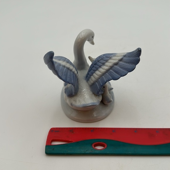 Blue & White Porcelain Swan with Cygnets - Picture 16 of 16